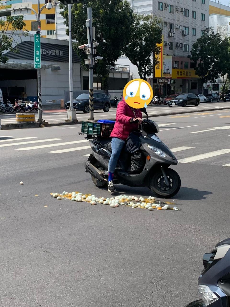 一名騎車載蛋的阿姨不慎將多顆蛋摔破。（圖／翻攝自《路上觀察學院》）