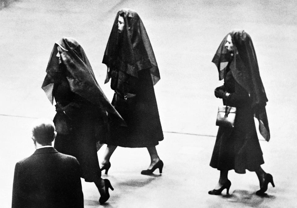 Queen Elizabeth II, Queen Mother Elizabeth and Princess Margaret attend the arrival of the remains of King George VI at Westminster Hall in London on February 11, 1952. - Transported from Sandringham to London by special train, the coffin of the late sovereign George VI passed through the British capital to be brought to Westminster Hall. (Photo by - / Sport and General Press Agency Limited / AFP) (Photo by -/Sport and General Press Agency L/AFP via Getty Images)