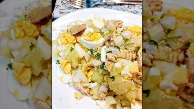 potato salad with herbs and egg