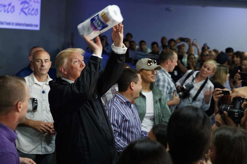 美國屬地波多黎各今年慘遭颶風蹂躪，川普總統勘災時對災民投擲紙巾，遭到各方批評（AP）