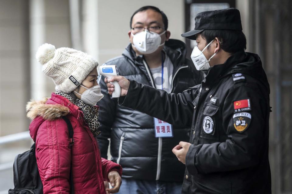 2020年1月22日，武漢市安全人員檢查長江碼頭乘客的體溫是否正常。 