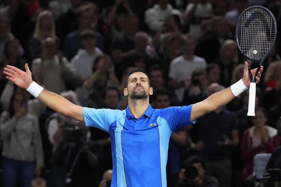 El serbio Novak Djokovic festeja luego de ganar su partido ante el danés Holger Rune en el Masters de París, el viernes 3 de noviembre de 2023 (AP Foto/Michel Euler)