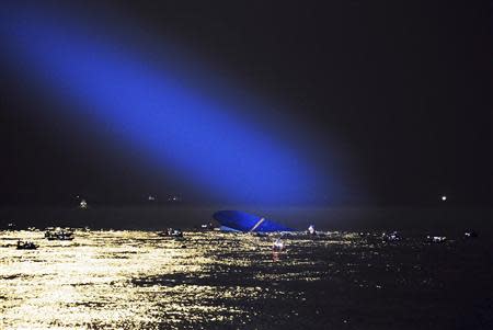 Barcos de rescate durante una operación alrededor del "Sewol", que se hundió frente a Jindo este jueves 17, de abril de 2014 en horas de la noche. Foto entregada por la guardia costera sudcoreana, entregada por la agencia Yonhap. Rescatistas luchaban con fuertes olas y aguas turbias el jueves durante la búsqueda de cientos de personas desaparecidas, en su mayoría estudiantes adolescentes, luego del hundimiento de un ferry en Corea del Sur hace 36 horas. REUTERS/Yonhap ESTA IMAGEN FUE PROVISTA POR UN TERCERO. NO USAR PARA VENTAS, NI ARCHIVOS. SOLO PARA USO EDITORIAL. NO USAR PARA COMERCIALIZACION O CAMPAÑAS DE PUBLICIDAD. IMAGEN SE DISTRIBUYE EXACTAMENTE COMO REUTERS LA RECIBIO, COMO UN SERVICIO A CLIENTES. USO SOLO FUERA DE COREA DEL SUR.