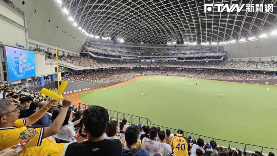 中信兄弟今（15）日在台北大巨蛋主場，與日本甲子園球場合作舉辦「阪神甲子園球場日」。（圖／記者薛明峻 攝）