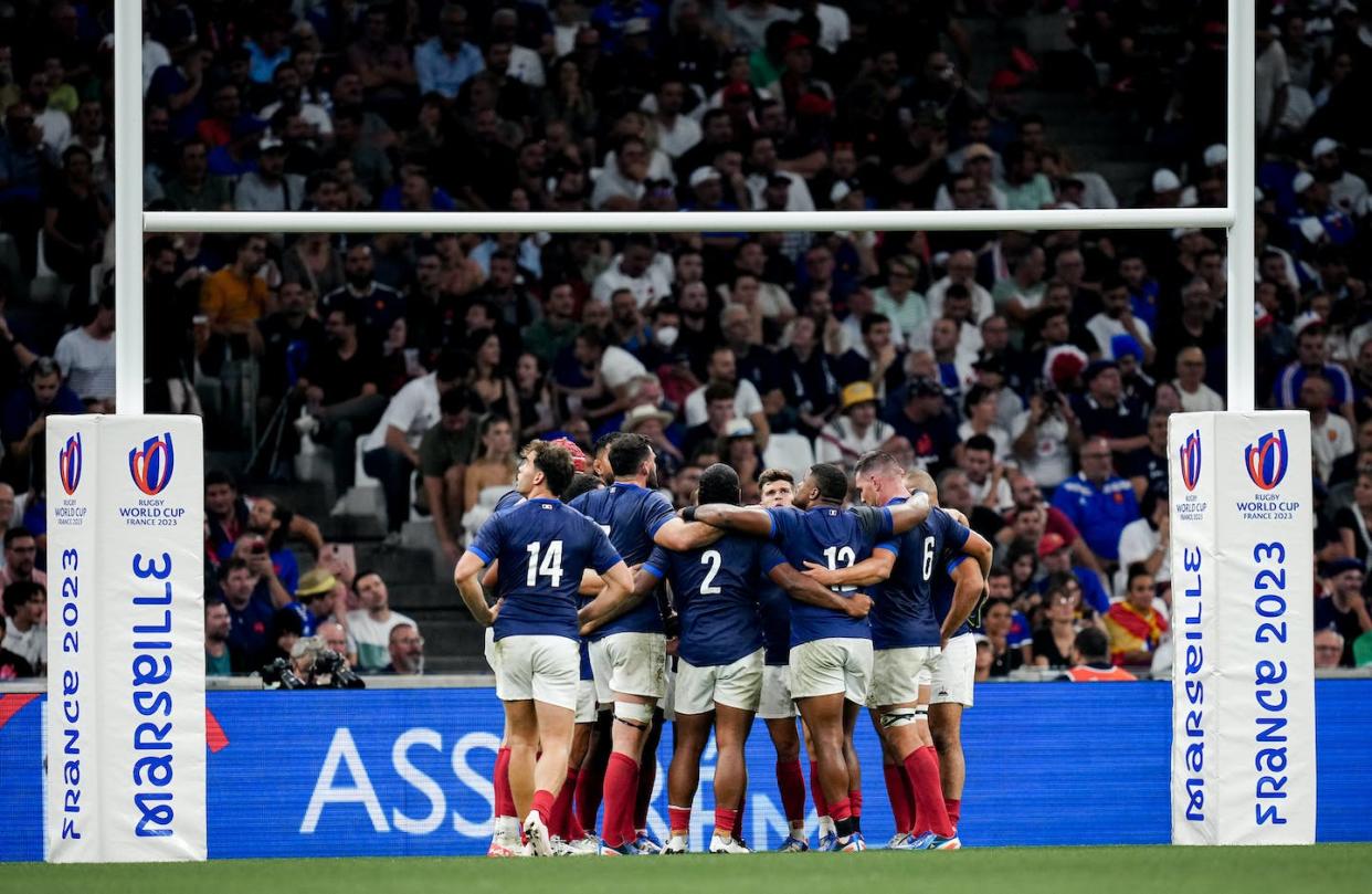 Des joueurs de l'équipe de France de rugby, soudés, lors de la victoire face à la Namibie (96-0) le 21 septembre, à Marseille. J. Poupart/FFR, Fourni par l'auteur