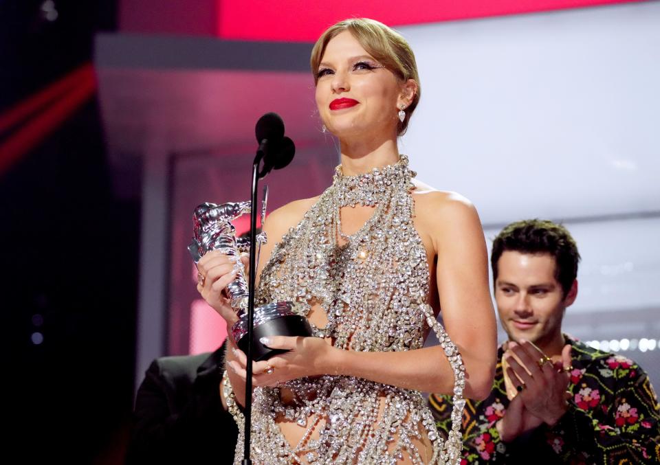 NEWARK, NEW JERSEY - AUGUST 28: (L-R) Taylor Swift and Dylan O'Brien accept the Video of the Year award (presented by Burger King) for 'All Too Well (10 Minute Version) (Taylor's Version) (From the Vault)' at Prudential Center on August 28, 2022 in Newark, New Jersey. (Photo by Jeff Kravitz/Getty Images for MTV/Paramount Global)