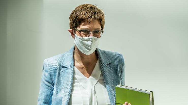 Die Bundesverteidigungsministerin stellt in einem Papier klar, dass sie in der Truppe für Ordnung sorgen wird. Foto: dpa