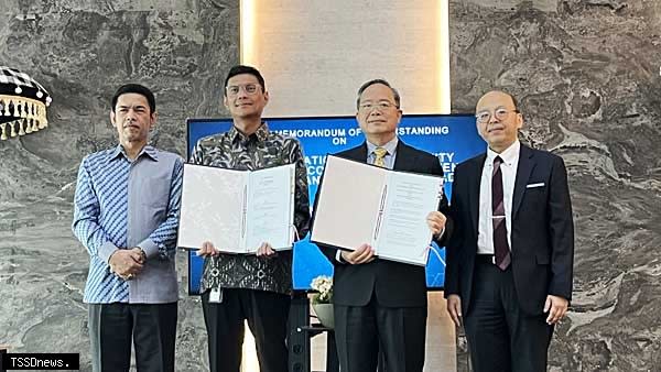 臺灣、印尼代表處簽署標準及符合性評鑑合作備忘錄後，雙方代表合影。（圖：標準檢驗局提供）