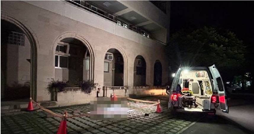 台中市中興大學發生墜樓事件，24歲男子倒臥在地，無生命跡象明顯身亡。（圖／翻攝畫面）