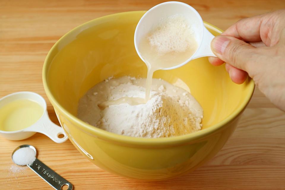 Der Teig für leckere Sonntagsbrötchen lässt sich schnell zubereiten. Lösen Sie einen Würfel frischer Hefe in 500 Milliliter lauwarmem Wasser auf. In einer weiteren Schüssel ein Kilogramm Weizenmehl, einen Teelöffel Zucker, einen Esslöffel Essig, 40 Gramm Butter und zwei Teelöffel Salz mischen. Danach wird das Wasser-Hefe-Gemisch behutsam in die Mehl-Mischung gerührt und mit dem Mixer samt Knethaken etwa fünf Minuten verarbeitet. (Bild: iStock/lovelypeace)