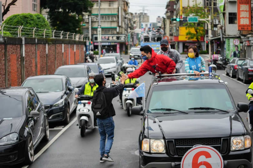 台北市這兩天雨勢不斷，蔣萬安車隊冒雨掃街，相當辛苦，但今天上午雨停了，不少行人也向蔣萬安車隊打招呼，祝他勝選。（圖／方萬民攝）