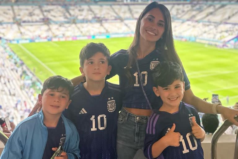 Antonela Roccuzzo salió de paseo por París con sus hijos