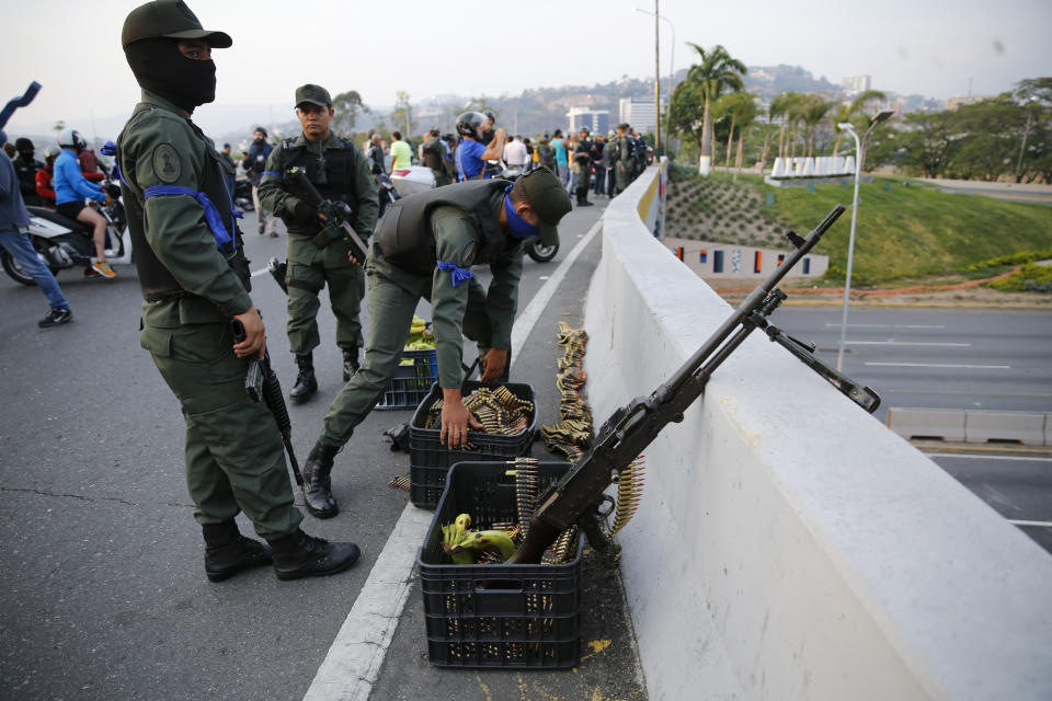 Soldados toman posiciones en un paso elevado próximo a la base aérea de La Carlota, en Caracas, Venezuela, el 30 de abril de 2019. (AP Foto/Ariana Cubillos)