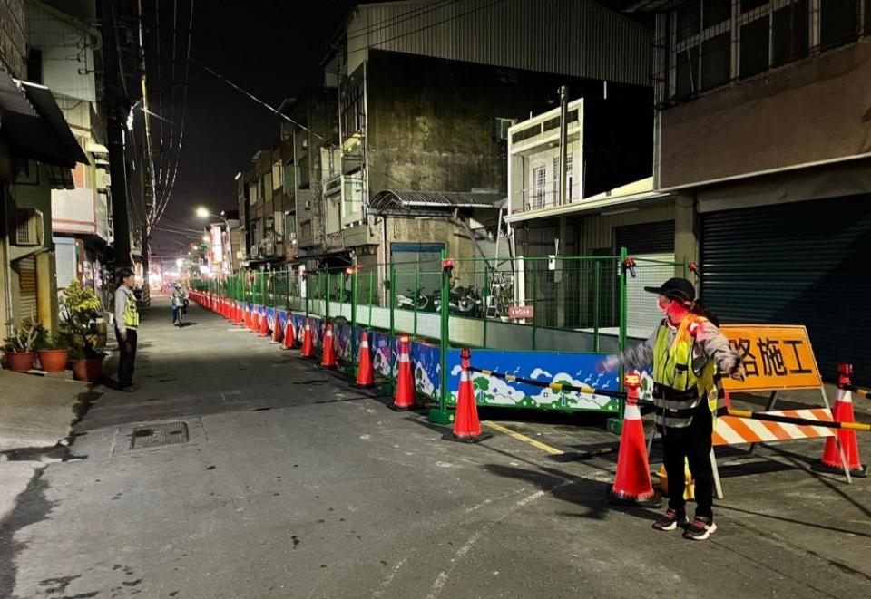 義交人員於關廟區香洋里中央路下水道新建工程現場指揮交通情形。（水利局提供）