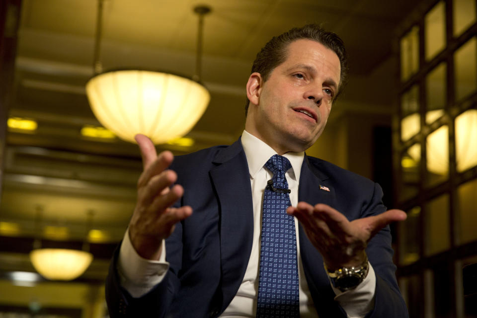 El ex director de comunicaciones de la Casa Blanca, Anthony Scaramucci, gesticula durante una entrevista con The Associated Press en Jerusalén, el 20 de noviembre de 2017. (AP Foto/Ariel Schalit)