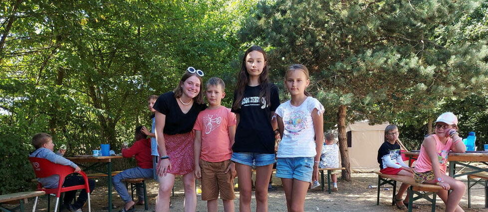 Margot Floréan, la directrice de la colo, avec deux des quatre jeunes ukrainiens accueillis.  - Credit:Charles Guyard