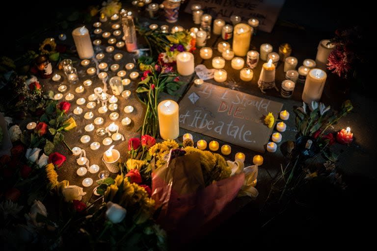 Numerosas velas colocadas frente a la embajada de Israel en Washington, durante una vigilia en honor a Aaron Bushnell, el militar de 25 años que se autoinmoló en protesta por Israel.