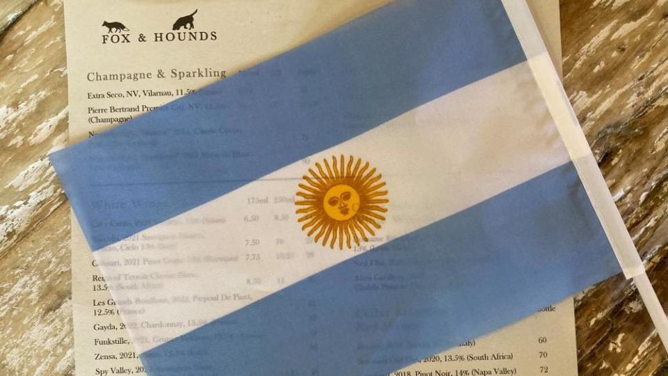 Bandera argentina en menú de pub