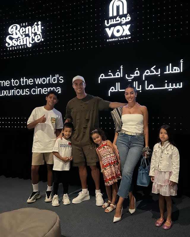 Cristiano Ronaldo y Georgina junto a cuatro de sus cinco hijos 