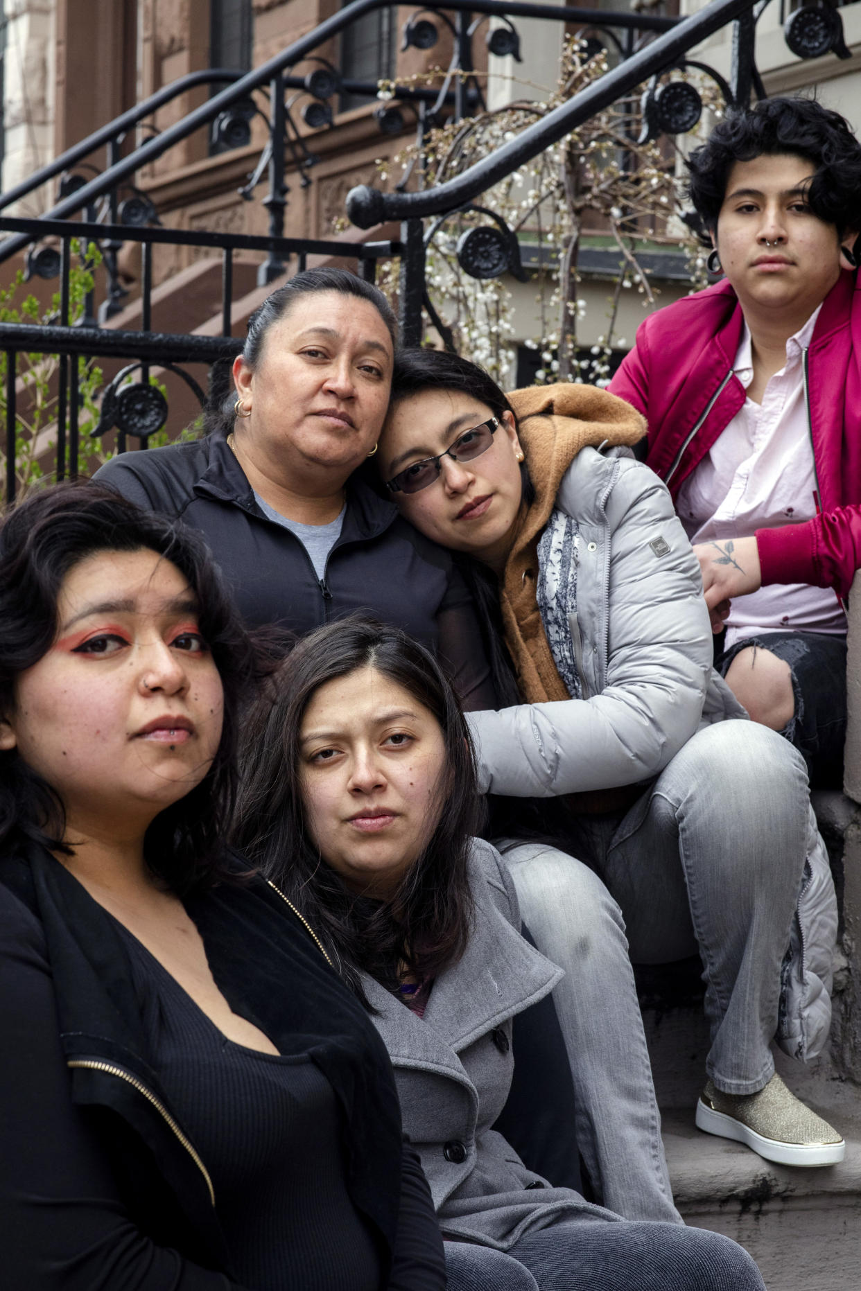 Verónica Sampedro, segunda a la izquierda, que dirige un negocio de limpieza de casas con su familia en Nueva York, el 25 de marzo de 2020. (Stephen Speranza/The New York Times)