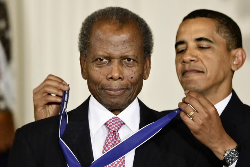 好萊塢第一位黑人影帝薛尼鮑迪（Sidney Poitier），2009年獲歐巴馬總統頒贈總統自由獎章（AP）