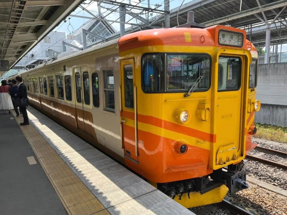 已退役的台鐵EMU100自強號因優雅外型被譽為「英國貴婦」，日本信濃鐵道株式會社將其115系電車塗裝為台鐵EMU100自強號式樣。FB@交通部臺灣鐵路管理局 TRA