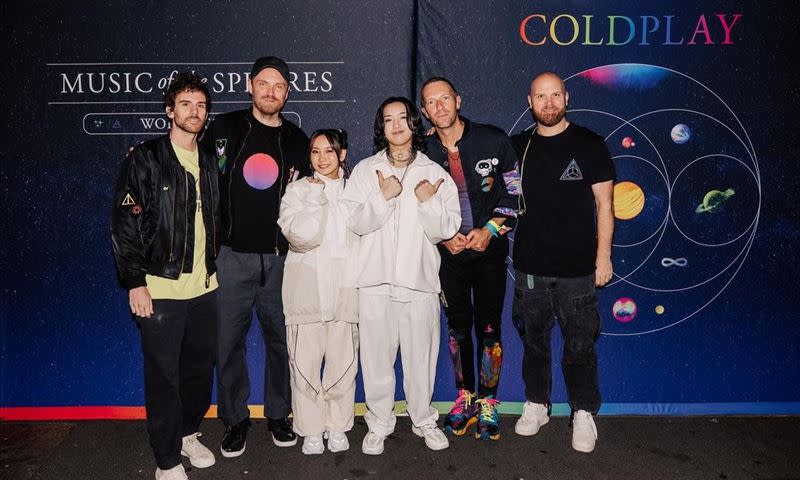 YOASOBI去年收穫滿滿，還與COLDPLAY同框。（圖／翻攝自yoasobi_staff_ IG）