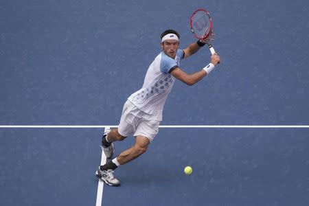 Leonardo Mayer of Argentina prepares to hit a return to Roger Federer of Switzerland during their first round match at the U.S. Open Championships tennis tournament in New York, September 1, 2015. REUTERS/Adrees Latif