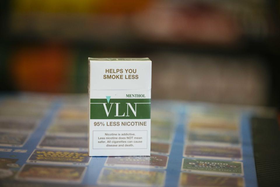 Un paquete de cigarrillos VLN bajos en nicotina en el mostrador de una tienda Circle K en Chicago, el 21 de junio de 2022. (Taylor Glascock/The New York Times)