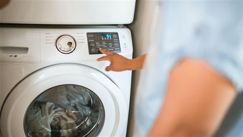 醫生建議衣服洗完要立刻拿出來，不然很快就會滋生黴菌。（圖／Pexels）