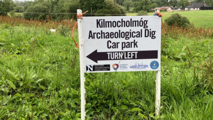 Signo de Kilmocholmóg excavación arqueológica aparcamiento