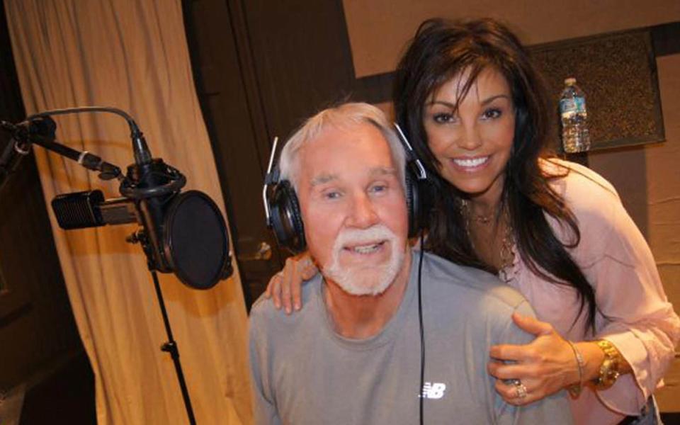 Kenny Rogers and his wife Wanda in the recording studio - kennyrogers.musiccitynetworks.com