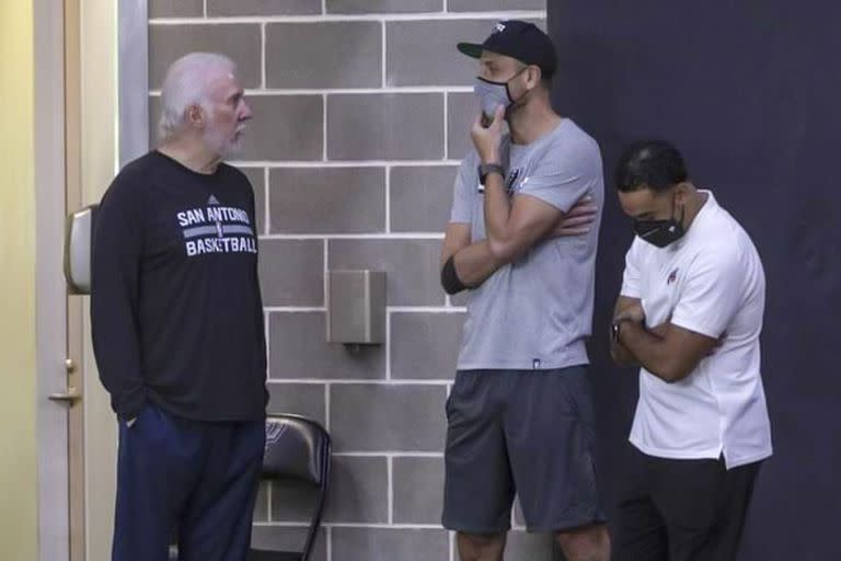 Manu Ginobili y sus primeros pasos en su nuevo rol como consultor de los Spurs
 (foto via @InfoManu)