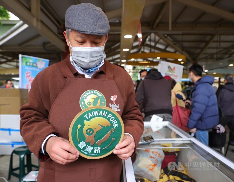 中央畜產會董事長林聰賢表示，台灣豬標章上路後有1.5萬家商家提出申請，目前已核發7000多家許可，農委會也從元旦起展開標章稽查，預計月底前清查完畢。（中央社/檔案照片）