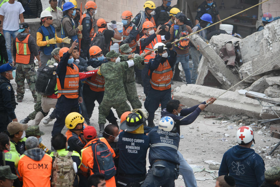 FOTOS: la fábrica destruida en México donde todos quieren ayudar