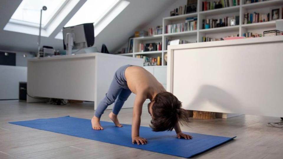 Niño haciendo yoga en casa