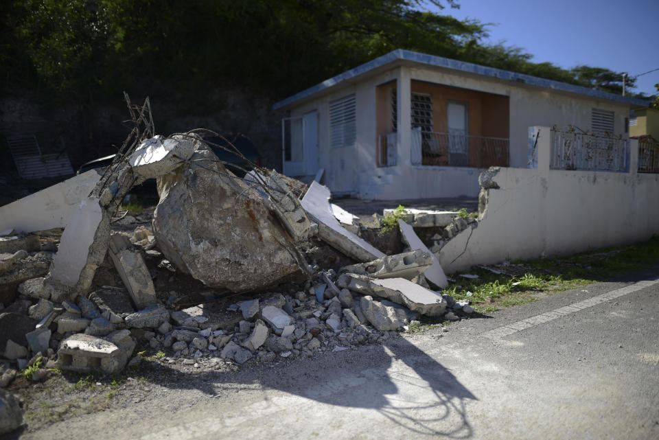 Una roca grade que se desprendió de un acantilado derribó una pared tras el fuerte sismo que sacudió Guanica, Puerto Rico, el sábado 11 de enero de 2020. (AP Foto/Carlos Giusti)