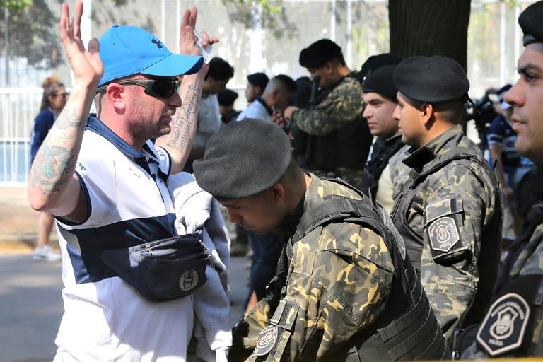 Fuerte operativo de control policial este miércoles en la entrada a la cancha de Gimnasia y Esgrima de La Plata