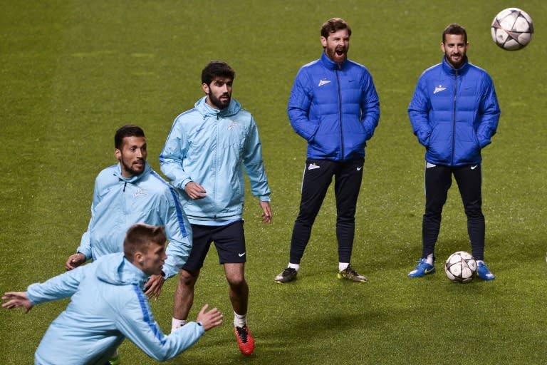 Zenit's head coach Andre Villas Boas (2R) watches his players during a training session at Luz stadium in Lisbon, on February 15, 2016, on the eve of the UEFA Champions League round of 16 football match SL Benfica vs FC Zenith