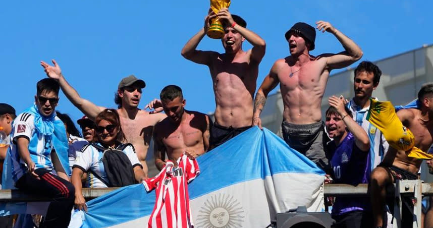 阿根廷國家隊贏得世界盃冠軍後回國接受民眾歡呼並遊行，但卻因人太多太危險改成直升機繞境。（圖／達志／美聯社）