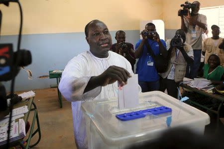 Burkina Faso's presidential candidate Zephirin Diabre votes during the presidential and legislative election in Ouagadougou, Burkina Faso, November 29, 2015. REUTERS/Joe Penney