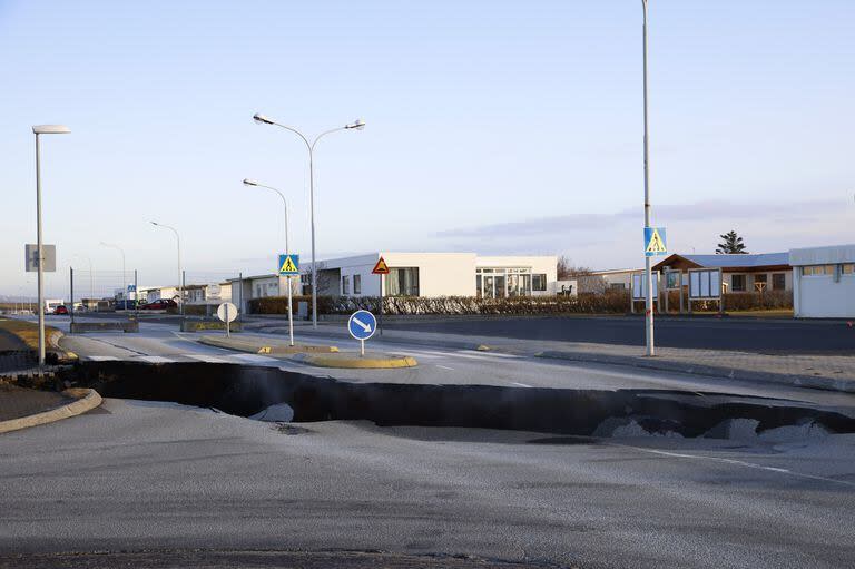 El vapor sale de una fisura en una carretera cerca de la ciudad de Grindavik, Islandia, el lunes 13 de noviembre de 2023, tras una actividad sísmica (Foto AP/Brynjar Gunnarsson)