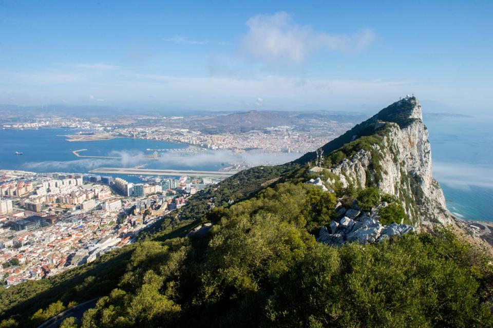 Gibraltar gilt als Steuerparadies und beliebte Heimat von Glücksspielfirmen. Die Menschen in Gibraltar lehnen den drohenden Brexit ab – für die Spanier bedeutet er sogar schon Einkommensverluste.