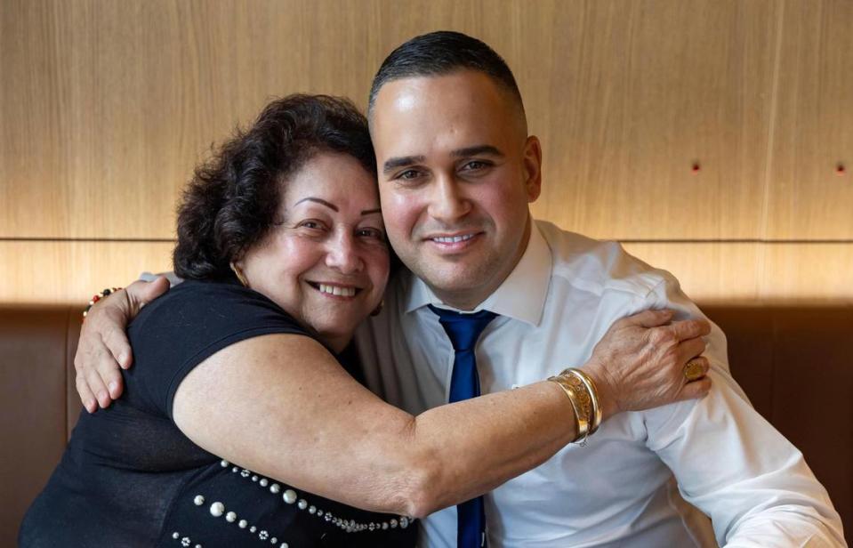 Marcial Hernández Arias, manager general de un McDonald's de Miramar, con su abuela Marisela Herrero. Ella trajo a Arias a Miami desde la Cuba rural en 2007. Ahora es uno de los principales managers de la cadena mundial de comida rápida.