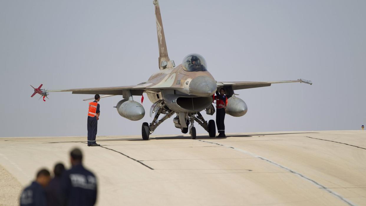 F-16 Kampfjet der israelischen Luftwaffe. Israelische Flugzeuge haben einen Militärflughafen in Syrien angegriffen. Foto: Ariel Schalit/AP/Archiv