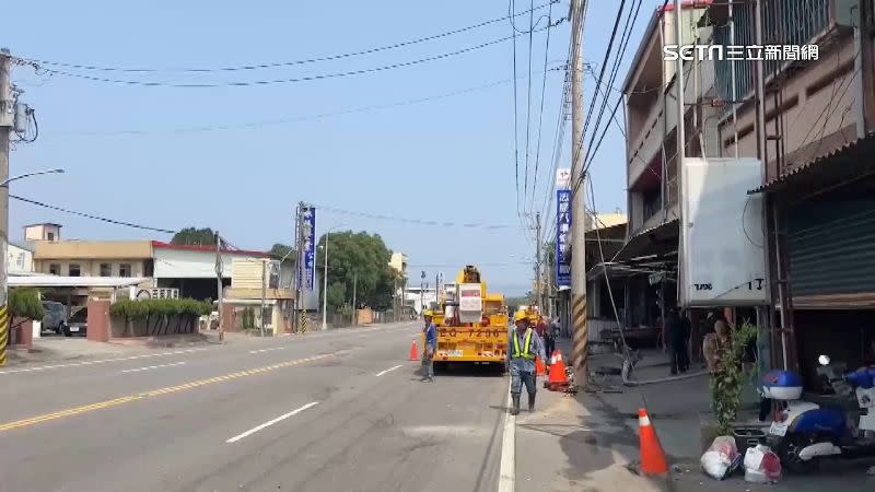 該車撞上電線桿造成附近2600多戶停電，台電人員緊急搶修。