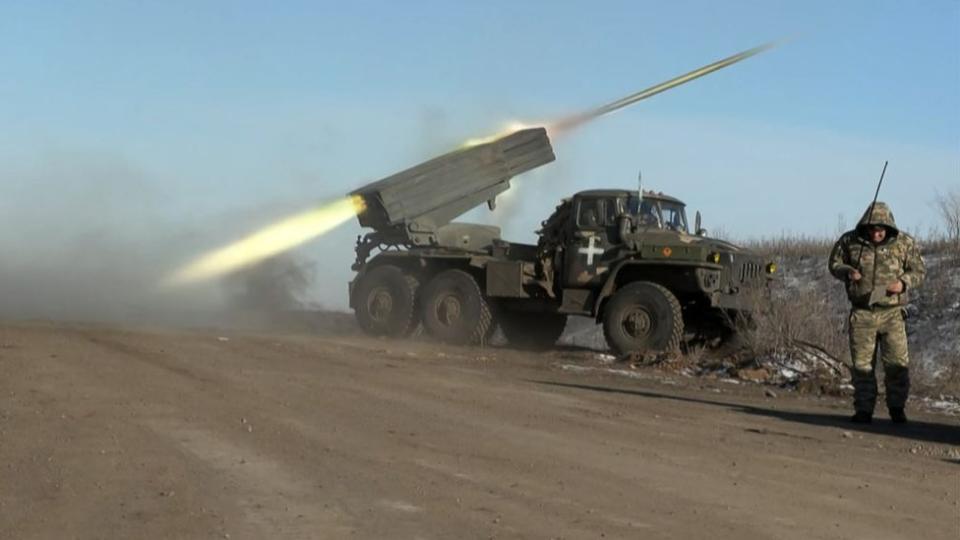 Un militar ucraniano mira hacia otro lado mientras un lanzacohetes BM-21'Grad' MLRS de 122 mm dispara en las afueras de Soledar el 11 de enero de 2023.