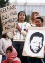 Le 29 août 1985, des sympathisants viennent apporter leur soutien à Nelson Mandela et demandent sa libération, plus de vingt ans après son emprisonnement. AFP