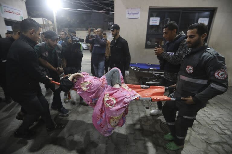 Un palestino herido en el bombardeo israelí de la Franja de Gaza es trasladado a un hospital en Rafah, en el sur de la Franja de Gaza, el martes 7 de mayo de 2024.
