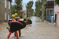 <p>Actifs toute la nuit, les sapeur-pompiers de l’Hérault ont multiplié les interventions durant la journée de lundi. A 18h30, ils en avaient effectué 135 au total, dont 56 mises à l’abri, et 13 sauvetages.<br>(Crédit : Getty Images) </p>